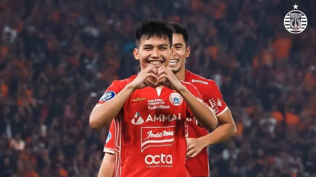 Pemain Persija Jakarta, Witan Sulaeman, melakukan selebrasi usai mencetak gol ke gawang PSS Sleman dalam pertandingan Liga 1 2022/23 di Stadion Gelora Bung Karno, Jakarta. Foto: Instagram/@persija