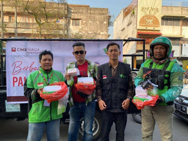 CIMB Niaga Syariah dan DD Waspada bagikan 200 paket berbuka untuk yatim, dhuafa, dan para pengguna jalan di tiga titik di Kota Medan, Jumat (14/4).