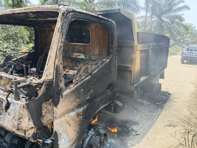 Warga membakar mobil truk akibat menabrak siswa SD hingga meninggal dunia, di Kecamatan Tenggulun, Aceh Tamiang. Foto: Dok. Istimewa