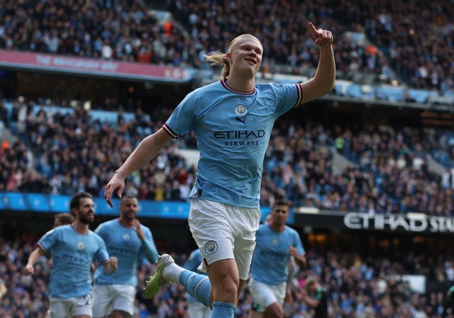 Erling Haaland melakukan selebrasi dalam pertandingan Liga Inggris 2022/23 antara Manchester City vs Leicester City di Stadion Etihad, Manchester, Inggris. Foto: Lee Smith/Reuters