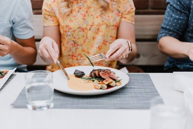 Ilustrasi rekomendasi tempat bukber di Grand Wisata, foto oleh Priscilla Du Preez di Unsplash