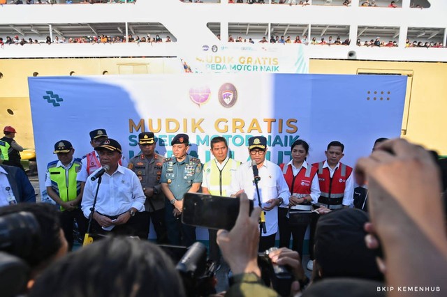 Menteri Perhubungan Budi Karya Sumadi bersama Menteri Koordinator PMK Muhadjir Effendy lepas mudik gratis di Terminal Nusantara Pura, Pelabuhan Tanjung Priok Jakarta, Sabtu (15/4). dok Kemenhub Foto: Kemenhub