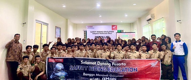 Para Siswa dan Guru Foto Bersama dengan Instruktur Safety Riding Setelah Edukasi Safety Riding. Foto: Dok. Astra Kalbar