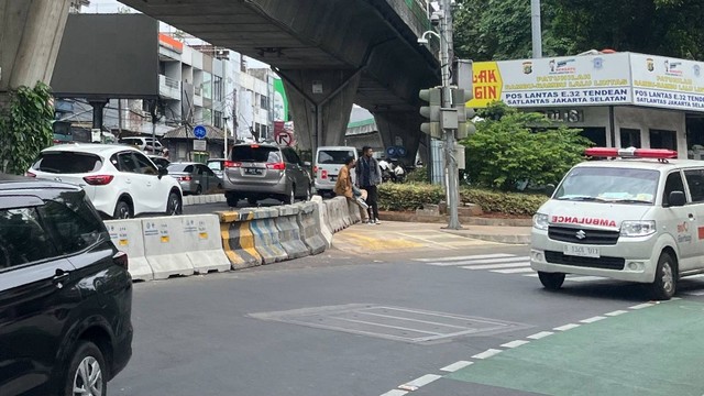 Jalur sepeda yang terputus di simpang traffic light Santa, Jakarta Selatan. Foto: Haya Syahira/kumparan