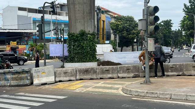 Jalur sepeda yang terputus di simpang traffic light Santa, Jakarta Selatan. Foto: Haya Syahira/kumparan