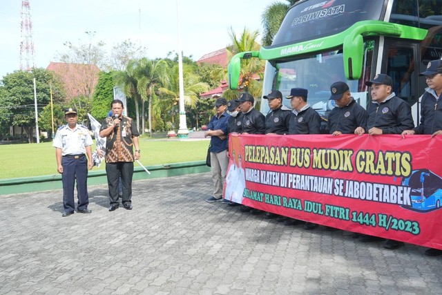 Wakil Bupati Klaten Yoga Hardaya saat melepas keberangkatan bus mudik gratis di halaman Kantor Bupati Klaten, Minggu, (16/4/2023). Foto: Dok. Istimewa