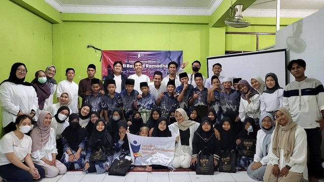 Dokumentasi seluruh volunteer KAMI Berbagi bersama anak-anak Panti Asuhan Al-Andalusia. Foto: Tim Dokumentasi Panitia KAMI Berbagi