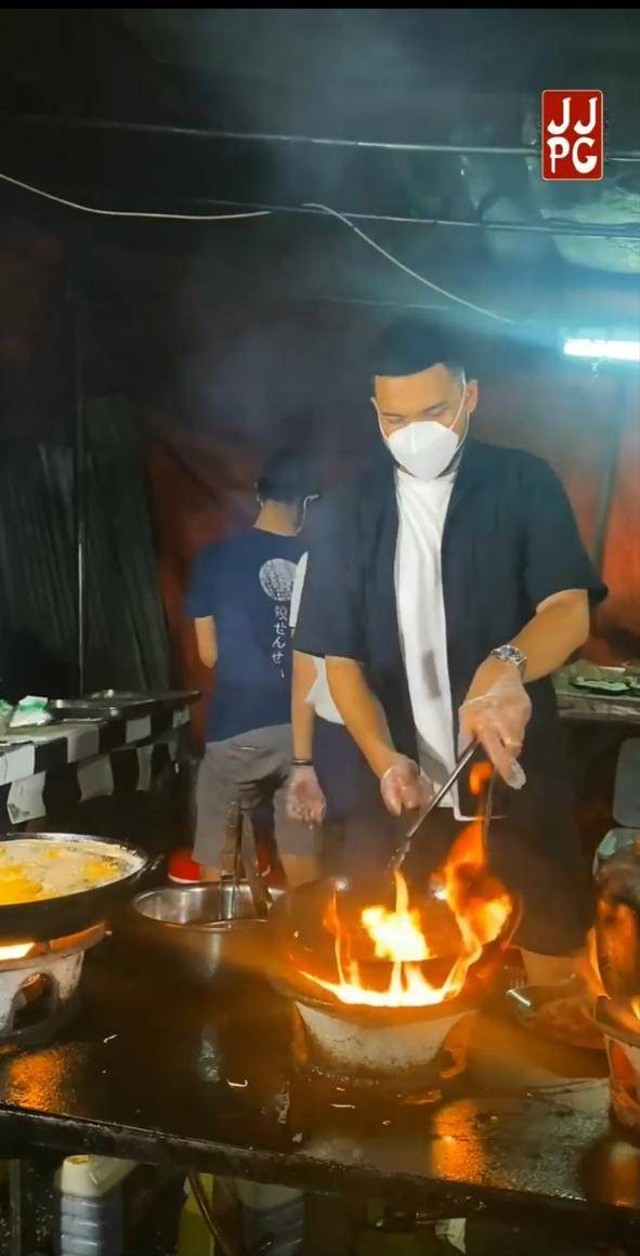 Food Vlogger Jejepangan JKT di Tenda Gandaria Tengah, Jakarta. Foto: Instagram/@JejepanganJKT