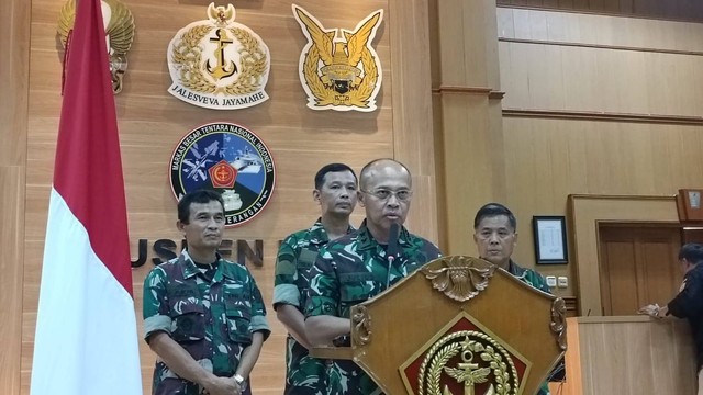 Kapuspen TNI Laksamana Muda Julius Widjojono dalam konferensi pers di Puspen TNI, Cilangkap, Jakarta, Minggu (16/4/2023). Foto: Zamachsyari/kumparan