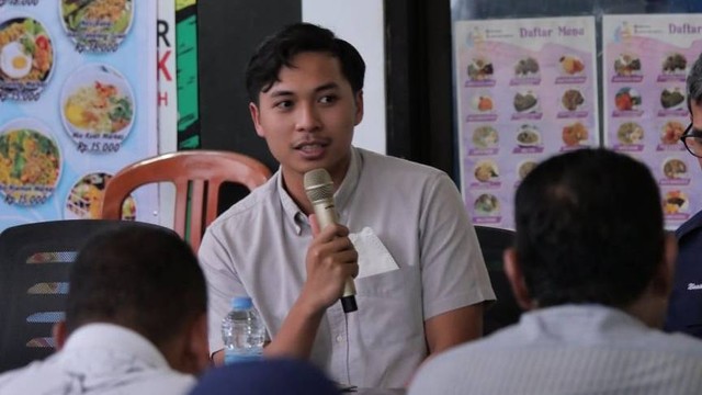 Muhamad Arief Rachmat Gobel, anak Rachmat Gobel dalam diskusi komunitas milenial di Kafe Newbie, dekat Kampus Universitas Negeri Gorontalo, Sabtu (15/4/2023). Foto: Dok. Istimewa