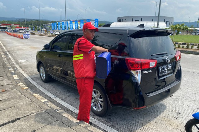 Motoris saat melakukan Delevery Bensin saat pemudik kehabisan bensin di tengah Tol Batang-Semarang, Jawa Tengah, Minggu (16/4).  Foto: Alfadillah/kumparan