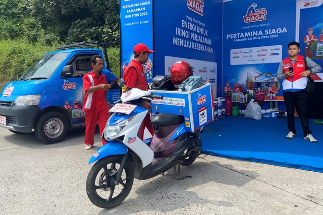 Motoris saat melakukan Delivery Bensin saat pemudik kehabisan bensin di tengah Tol Batang-Semarang, Jawa Tengah, Minggu (16/4). Foto: Alfadillah/kumparan