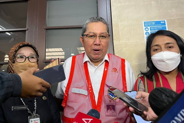 Menteri Pemberdayaan Perempuan dan Perlindungan Anak (PPPA) Bintang Puspayoga dan Dirjen Perkeretaapian Kementerian Perhubungan Risal Wasal meninjau sarana prasarana di Stasiun Senen, Jakarta Pusat, Minggu (16/4). Foto: Haya Syahira/kumparan