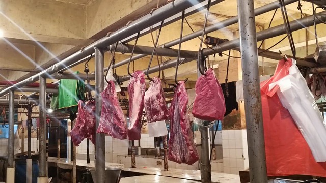 Pedagang menjual daging sapi di Pasar Kebayoran Lama, Jakarta Selatan, Minggu (16/4/2023). Foto: Ghinaa Rahmatika/kumparan