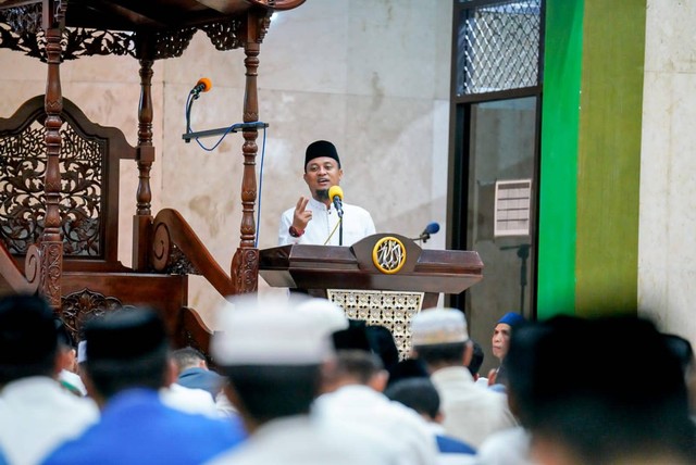 Gubernur Sulawesi Selatan Andi Sudirman Sulaiman saat mengisi ceramah salat tarawih di Masjid Agung Kabupaten Takalar, Jumat (15/4.2023). Foto: Dok. Istimewa