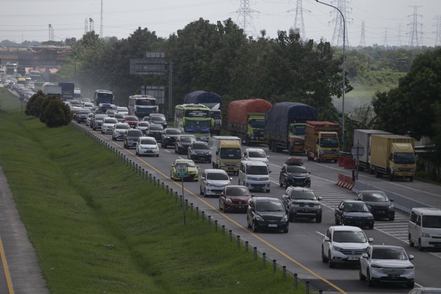 Sejumlah kendaraan melintas di ruas Tol Cipali, Minggu (16/4/2023).  Foto: Dedhez Anggara/ANTARA FOTO