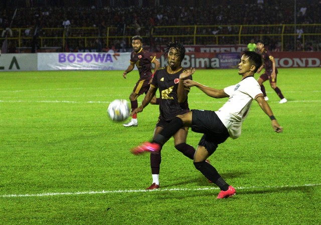 Pemain PSM Makassar Erwin Gutawa (tengah) berebut bola dengan pemain Borneo FC Abdul Rahman (kanan) pada laga BRI Liga 1 di Stadion BJ Habibie, Kabupaten Pare-Pare, Sulawesi Selatan, Minggu (16/4/2023).  Foto: Abriawan Abhe/ANTARA FOTO