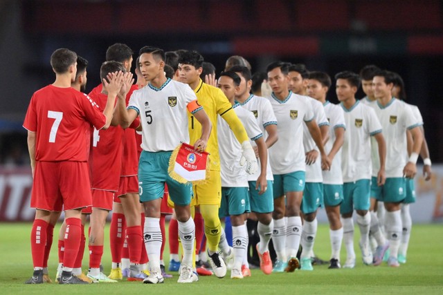 Pemain Timnas Indonesia U-22 (kanan) menyalami pemain Timnas Lebanon U-22 sebelum laga uji coba internasional kedua di Stadion Utama Gelora Bung Karno (SUGBK), Senayan, Jakarta, Minggu (16/4/2023). 
 Foto: M Risyal Hidayat/ANTARA FOTO