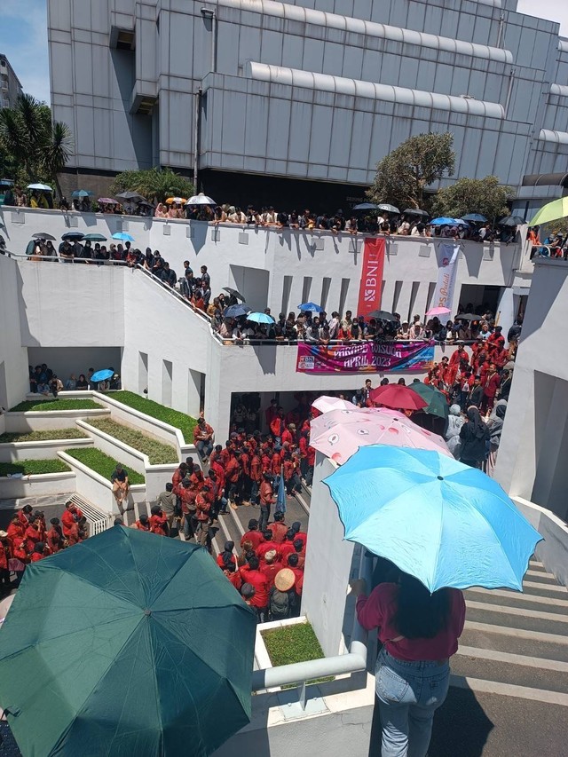 Sunken Court dipenuhi oleh mahasiswa ITB untuk merayakan Wisuda April. Foto: Dokumentasi Pribadi