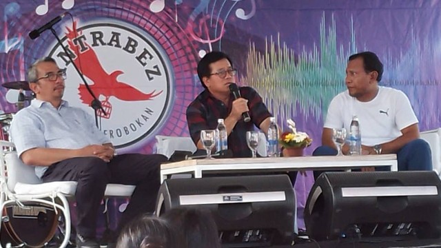  Bernard Nainggolan (tengah) dari LMKN saat tampil di diskusi publi di Denpasar Bali bersama Kepala Divisi Pelayanan Hukum Kanwil Kemenkumham Bali Alexander Palti (ujung kiri) dan Gendo Suardana (kanan) - RFH