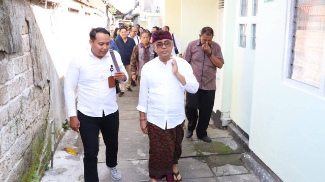 Walikota Denpasar IGN Jaya Negara (kanan) saat meninjau fasilitas Bali Mental Health Clinic didampingi psikiater I Gusti Rai Puta Wiguna - IST