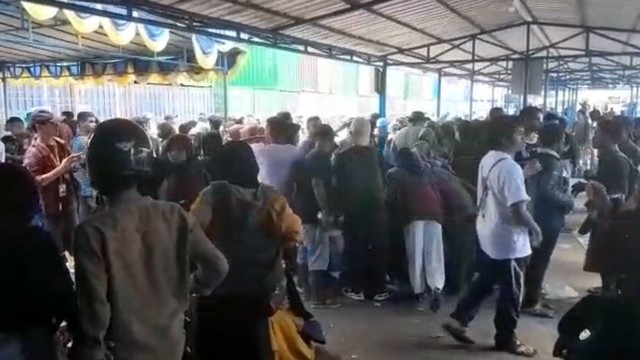 Suasana di Pelabuhan Yos Sudarso Ambon, Minggu (16/4). Dok: Ist.