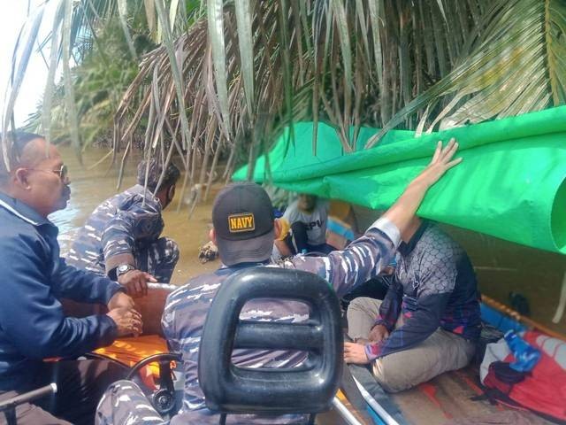 Polisi dan TNI AL saat berada di lokasi penemuan mayat perempuandi Tanjung Saleh. Foto: Dok Polres Kubu Raya