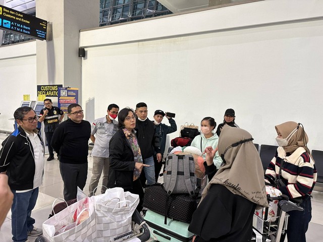 Menteri Keuangan Sri Mulyani  (kiri) berbincang dengan sejumlah penumpang di Bandara Soekarno-Hatta saat mengcek langsung layanan Bea Cukai kepada para TKI atau pekerja migran. Foto: Dok. Kemenkeu