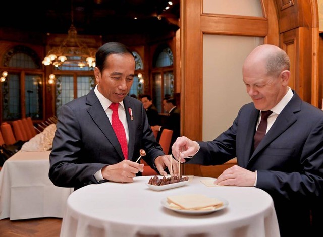Presiden Jokowi menyantap buah kurma bersama Kanselir Jerman Olaf Scholz pada pertemuan bilateral di Jerman. Foto: Dok. Laily Rachev - Biro Pers Sekretariat Presiden