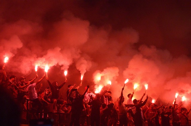 Sejumlah suporter PSM Makassar menyalakan flare di Stadion Gelora BJ Habibie, Kabupaten Pare-Pare, Sulawesi Selatan, Minggu (16/4/2023). PSM Makassar berhasil keluar sebagai juara BRI Liga 1 2022/2023. Foto: ANTARA FOTO/Abriawan Abhe