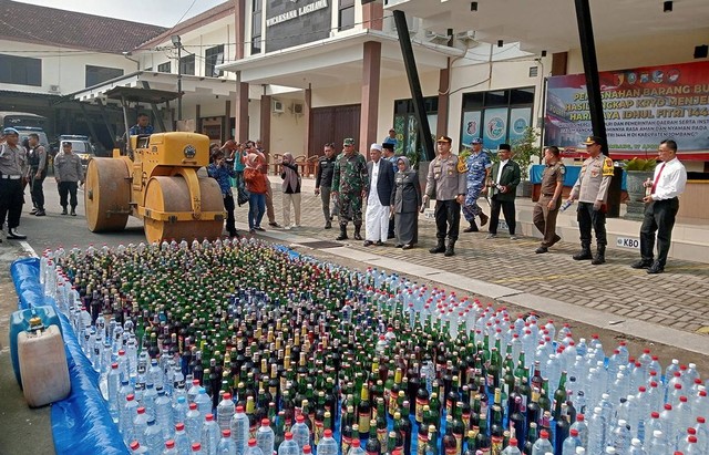 Polres Jombang Gilas Ribuan Botol Miras