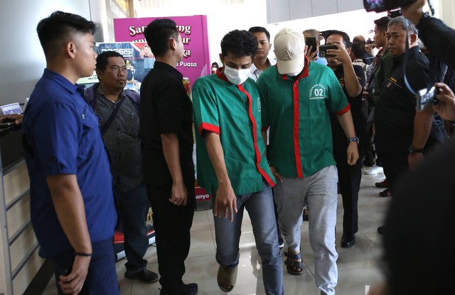 Aktor Hud Filbert ditunjukkan ke publik usai ditangkap terkait kasus narkoba di Polres Jakarta Barat, Jakarta, Senin, (17/4/2023). Foto: Agus Apriyanto