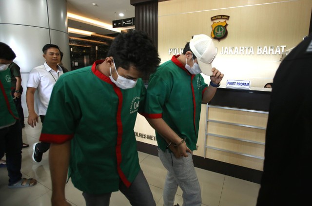 Aktor Hud Filbert ditunjukkan ke publik usai ditangkap terkait kasus narkoba di Polres Jakarta Barat, Jakarta, Senin, (17/4/2023). Foto: Agus Apriyanto