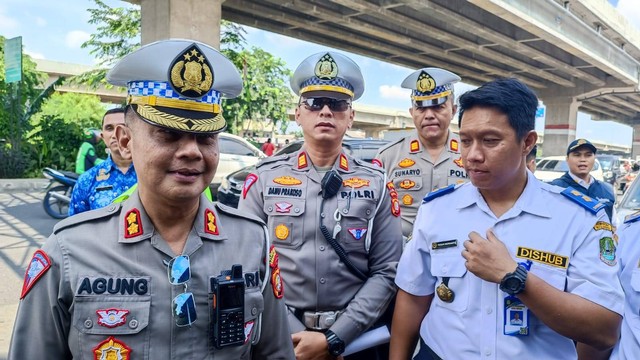 Kasat lantas Polres Bekasi Kota tinjau persiapan pos pengamanan mudik Lebaran 2023 di Jalan Raya Kalimalang, Senin (17/4). Foto: Thomas Bosco/kumparan