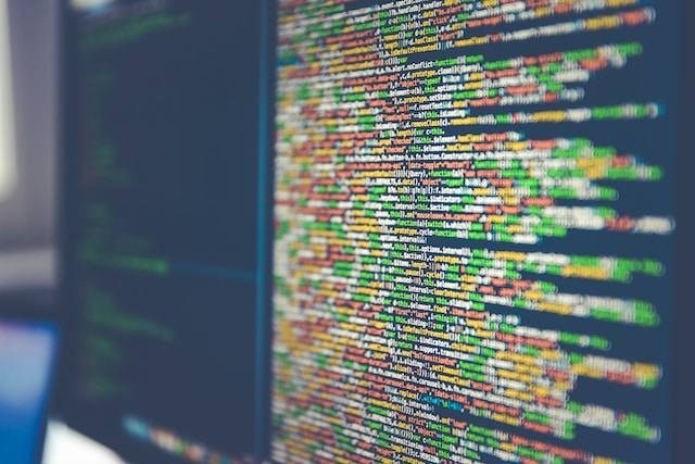 Ilustrasi lawan kata digital. Foto: Unsplash/Markus Spiske