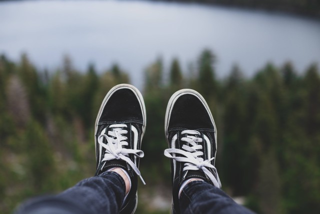 Cara Memasang Tali Sepatu Super Keren. Foto sebagai ilustrasi. Foto: Unsplash/Dan Chung.