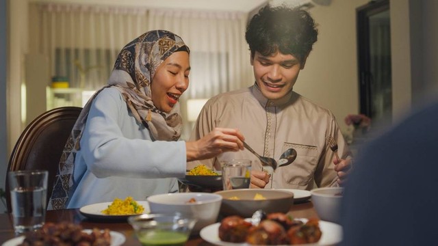 Ilustrasi sahur bersama keluarga. Foto: Shutterstock