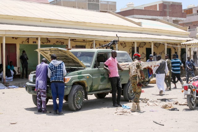 Tentara yang setia kepada panglima militer Abdel Fattah al-Burhan, memeriksa kendaraan mereka di kota Laut Merah Port Sudan pada 16 April 2023. Foto: AFP