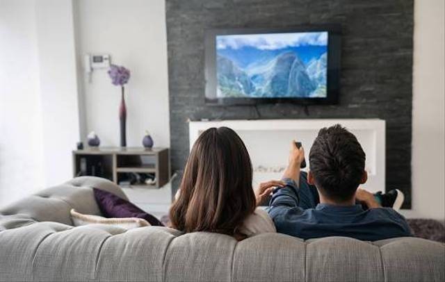 Ilustrasi cara pasang tuner TV digital untuk TV tabung. Foto: Pexels.com