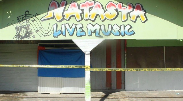Kafe Natasya di Pesisir Selatan, Sumbar, telah dipasang garis polisi usai terjadi aksi persekusi dua pemandu karaoke. Foto: Irwanda/kumparan