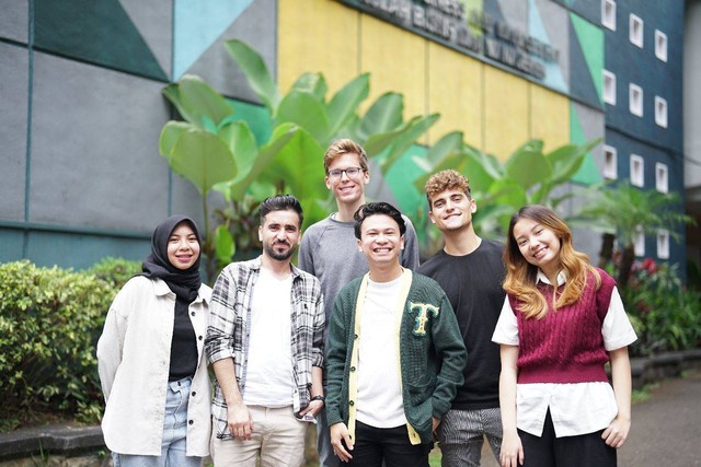 Mahasiswa internasional berkesempatan menempuh studi di kampus SBM ITB di Bandung. 
