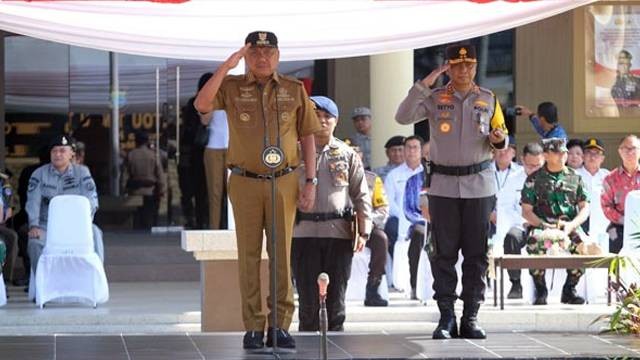 Gubernur Sulawesi Utara, Olly Dondokambey saat memimpin apel gelar pasukan Operasi Ketupat Samrat 2023 dalam rangka pengamanan Idul Fitri 1444 H.