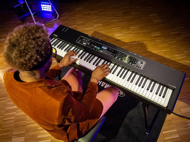 Bermain musik dengan Yamaha Stage Keyboard CK Series. Foto: dok. Yamaha Music