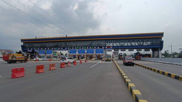 Kondisi lalu lintas di Gerbang Tol Kejapanan Utama, Pasuruan, Jawa Timur, Senin (17/4/2023). Foto: Farusma Okta Verdian/kumparan