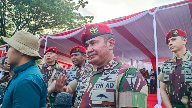 Danjen Kopassus Mayjen Iwan Setiawan menghadiri HUT ke-71 Kopassus di Lapangan Mako Kopassus, Cijantung, Jakarta, Senin (17/4/2023).  Foto: Thomas Bosco/kumparan
