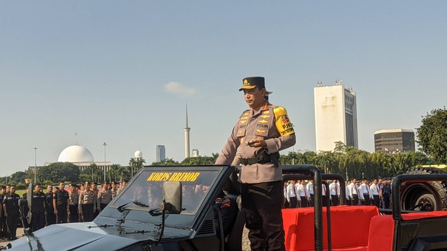 Kapolri Jenderal Listyo Sigit Prabowo memimpin apel Operasi Ketupat di Silang Monas, Jakarta, Senin (17/4).

 Foto: Jonathan Devin/kumparan