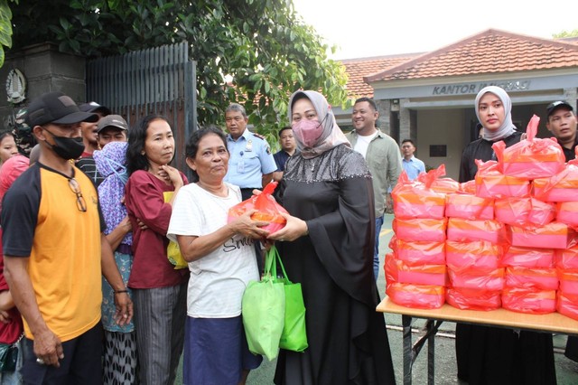Suasana Pembagian Takjil oleh Pegawai dan DWP Imigrasi Karawang, Senin (17/04).