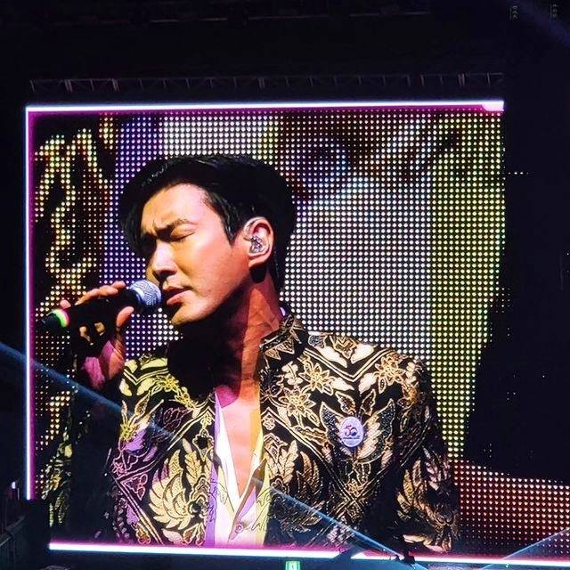 Siwon Super Junior konser dengan mengenakan atasan batik karya Anne Avantie di Seoul, Minggu (16/4/2023). Foto: Instagram/@gandisulis