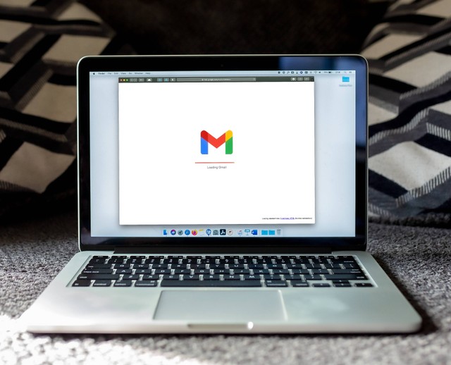Ilustrasi Cara Mengganti Nama Email melalui HP dan Komputer, Foto: Unsplash/Solen Feyissa.