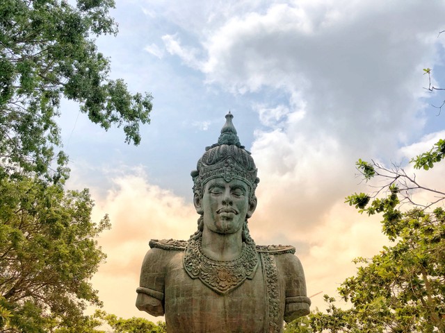 Tempat Ngabuburit di Bali: Garuda Wisnu Kencana, Unsplash/rehany_maharani 